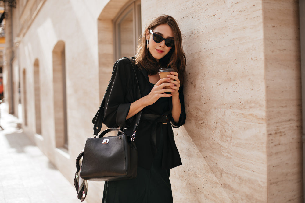 Accesorii din piele pentru ținutele all black și cum adaugi personalitate fără să introduci culori puternice